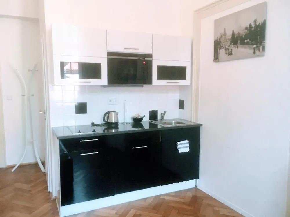 Black & White Flat For 2 / Peaceful / Jewish Quarter Apartment Prague