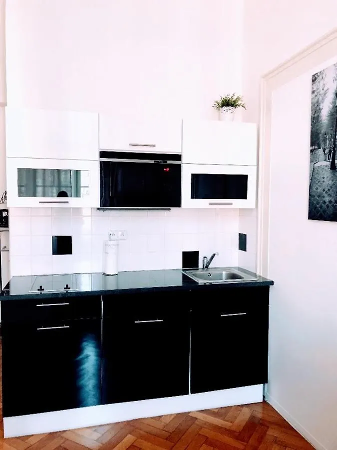 Black & White Flat For 2 / Peaceful / Jewish Quarter Apartment Prague