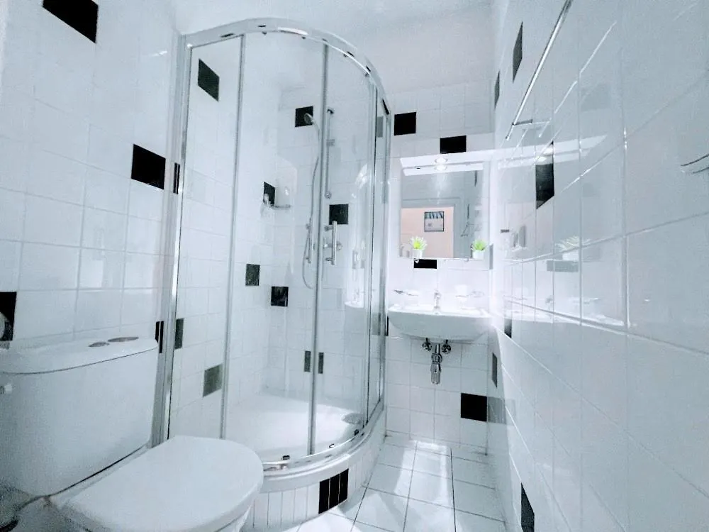 Black & White Flat For 2 / Peaceful / Jewish Quarter Apartment Prague